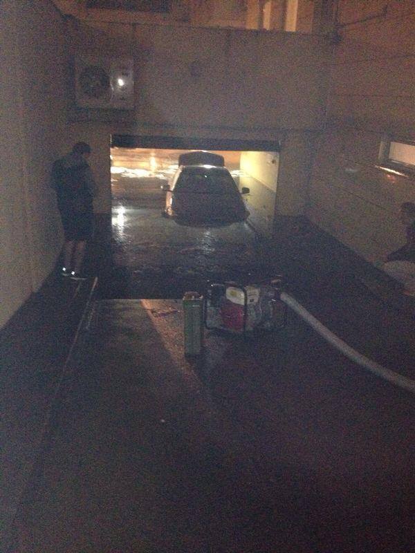 Garajul blocului in care locuieste Vica Blochina a fost inundat, duminica dupa-amiaza