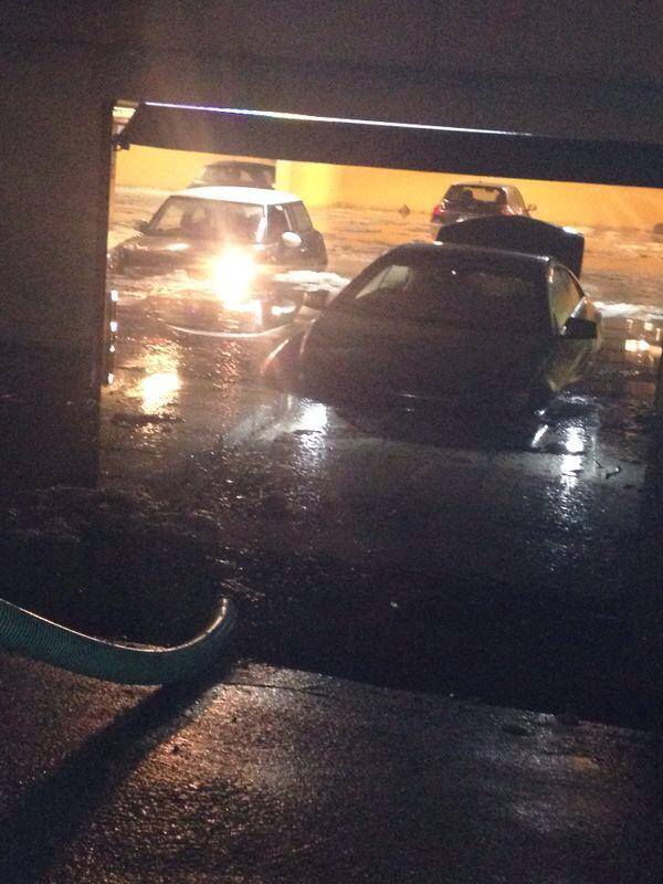 Apa aproape ca a acoperit masinile din garaj, iar vecinii blondinei au chemat o echipa de interventie