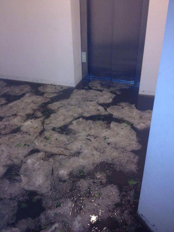 Apa si sloiurile de gheata au patruns inclusiv in cladire