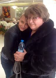 Lora si mama sa au o relatie extrem de apropiata