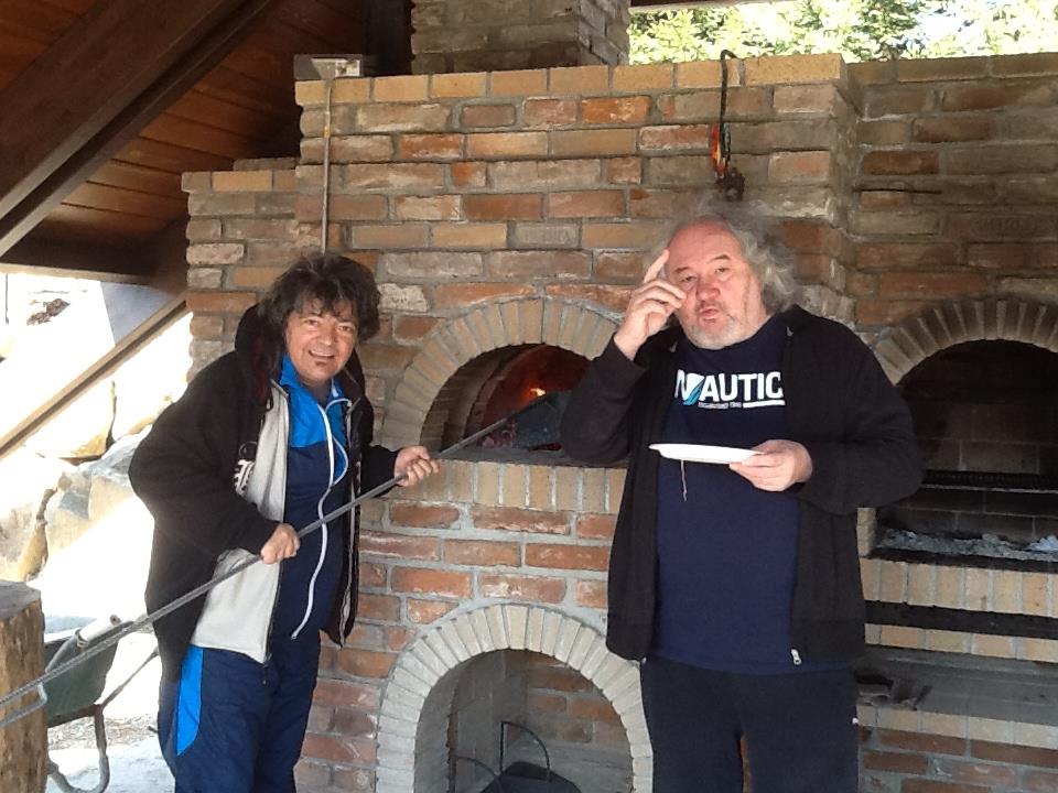 Artistul s-a bazat intotdeauna pe sprijinul bunilor sai prieteni. Aici, alaturi de colegul sau Adrian Ordean