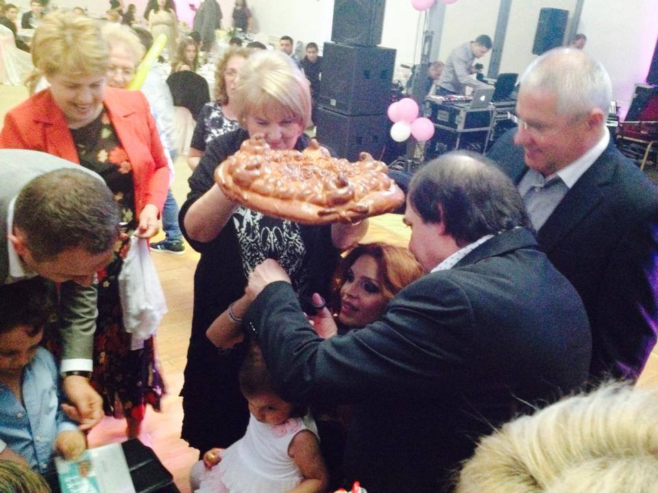 Cristina Spatar nu a avut-o alaturi pe sora ei nici la ruperea turtei fetitei sale foto: Facebook