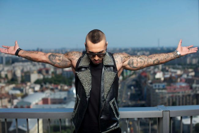 Velea este pasionat de tatuaje. Pe bratul stang se poate vedea cu usurinta chipul lui Smiley foto: Facebook