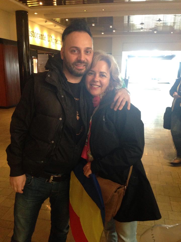 Sotia lui Ovi a ajuns in Danemarca si i-a adus acestuia buletinul foto: Facebook/ Eurovision Romania