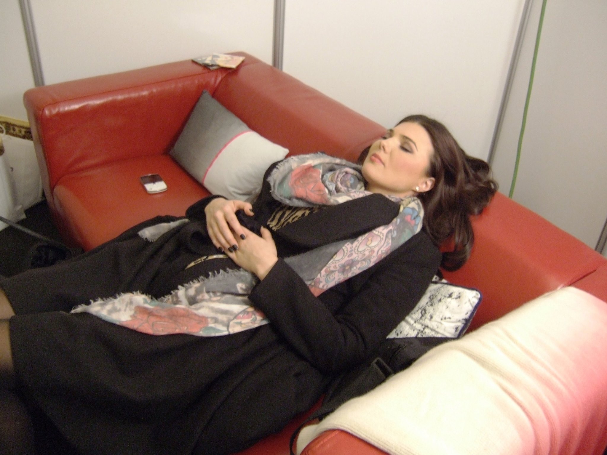 Inainte de fiecare reprezentatie, Paula se relaxeaza cateva momente si face pauza vocala foto: Facebook/ Eurovision Romania