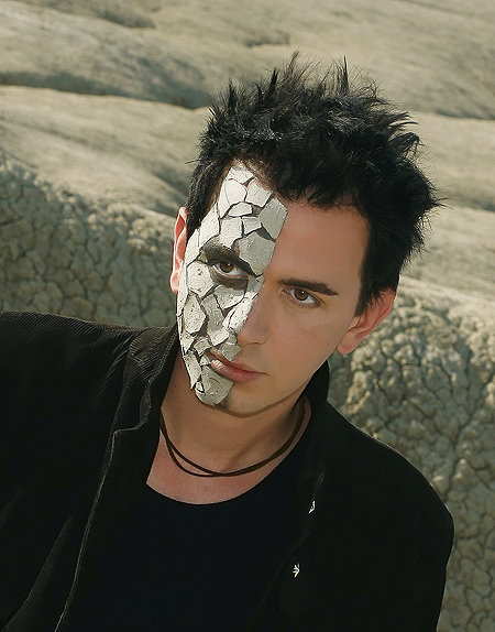 Keo locuieste intr-unul dintre apartamentele pe care le detine in Bucuresti