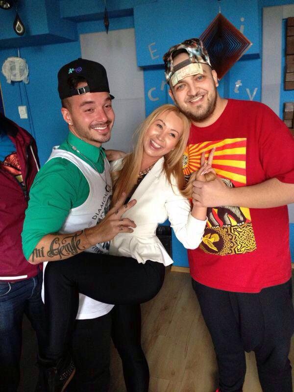 Xonia se simte foarte bine in compania artistului international