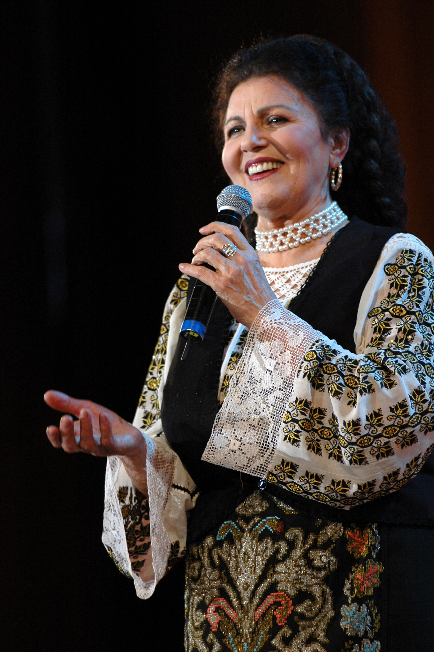 Pe scena, Irina Loghin arata diferit