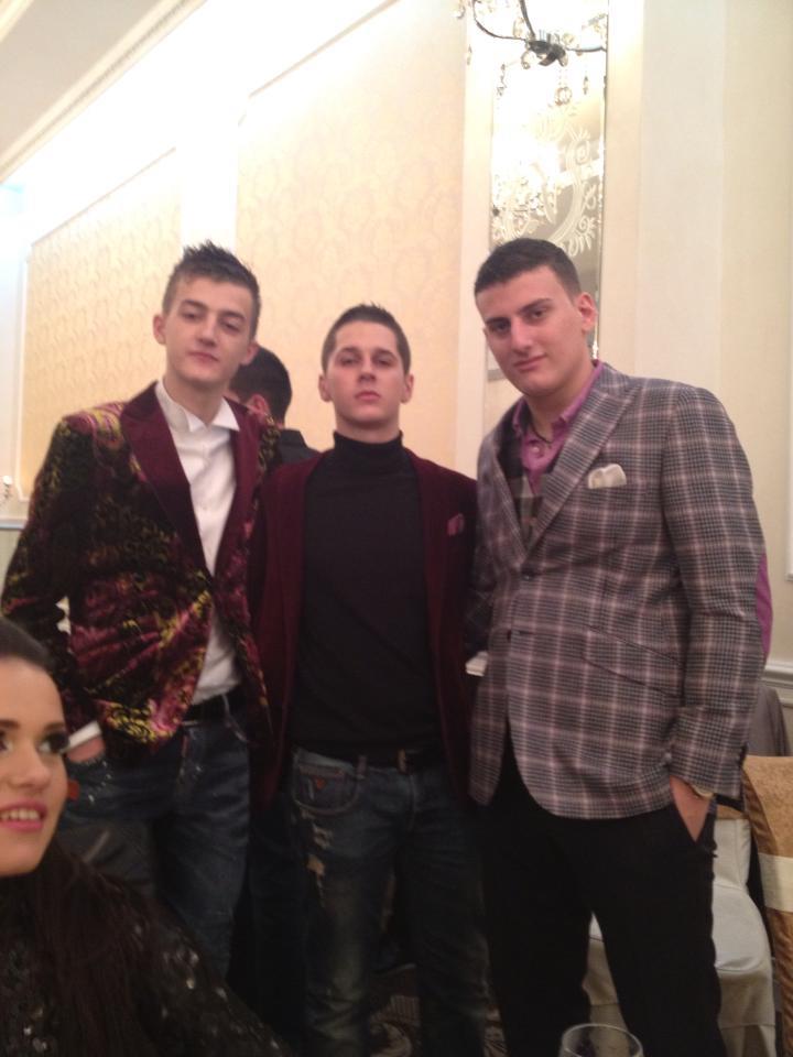 Ianis alaturi de prietenii lui