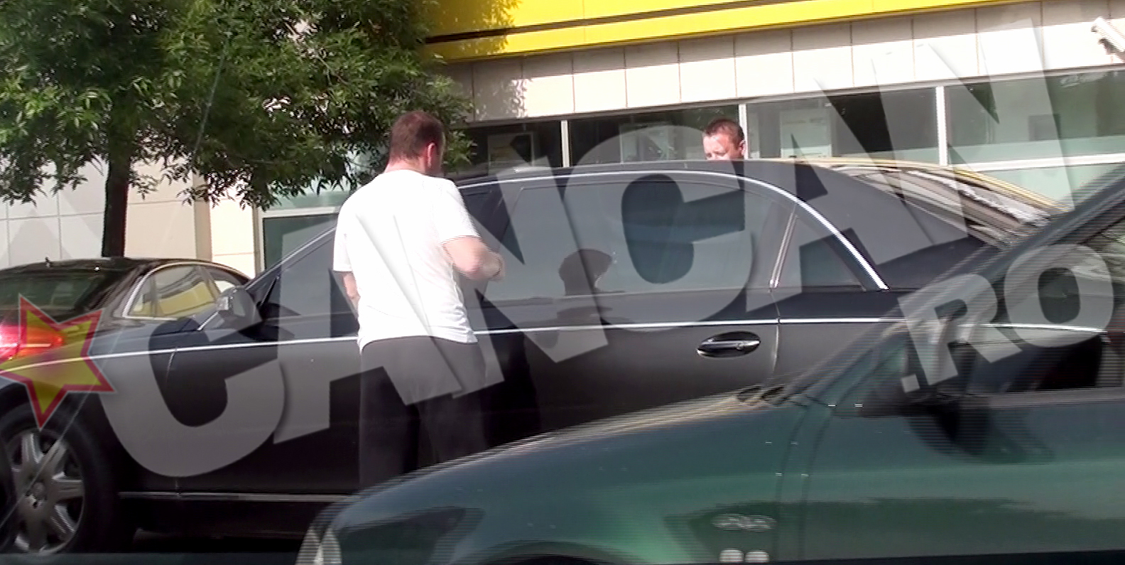 Vasile Geambazi s-a dus la banca insotit de un barbat, cel mai probabil un angajat de-al sau