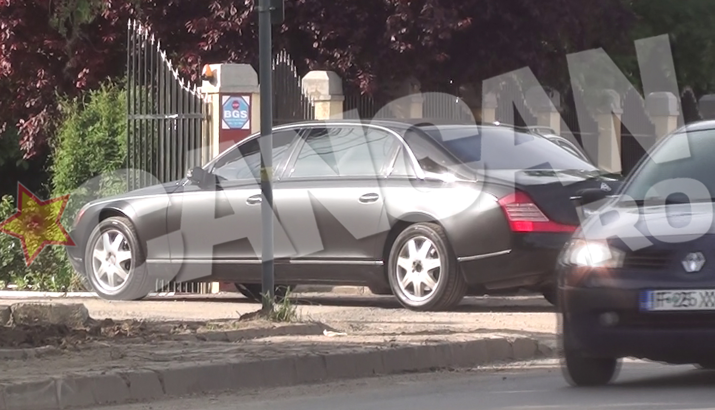 Tanarul afacerist intra cu masina in curtea impunatoarei vile in care locuieste