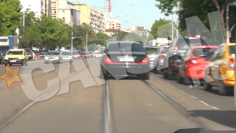 Nu a avut rabdare sa astepte la semafor, asa ca a depasit coloana de masini pe linia de tramvai