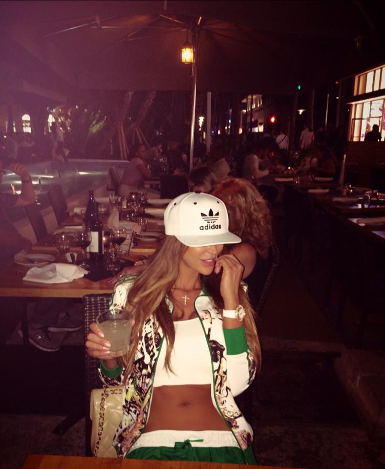 Bianca si prietena ei colinda cat e ziua de lunga