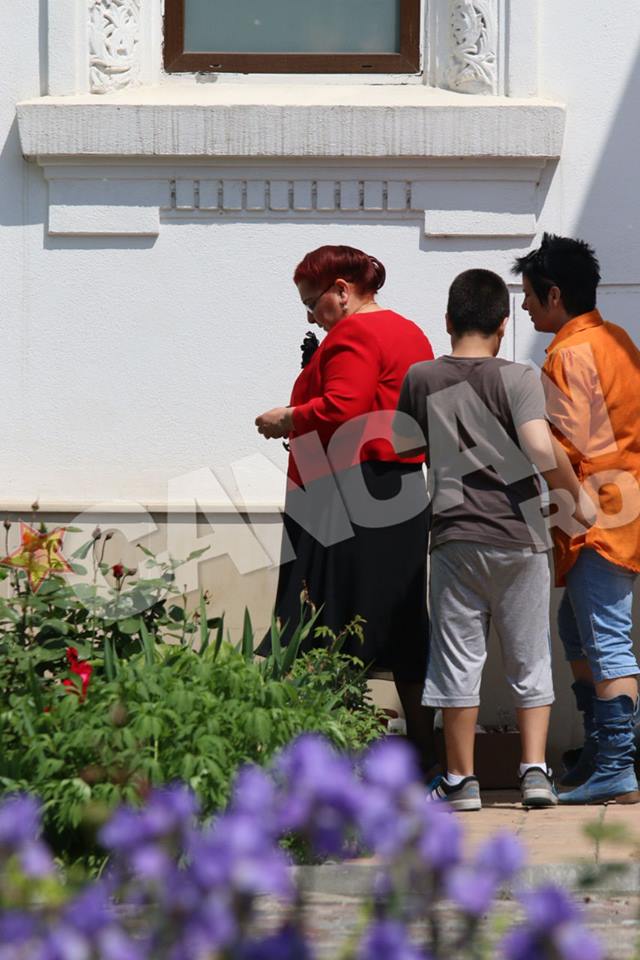 Mama lui Connect-R s-a simtit foarte rau din cauza emotiilor, asa ca a fost nevoita sa iasa de la botez