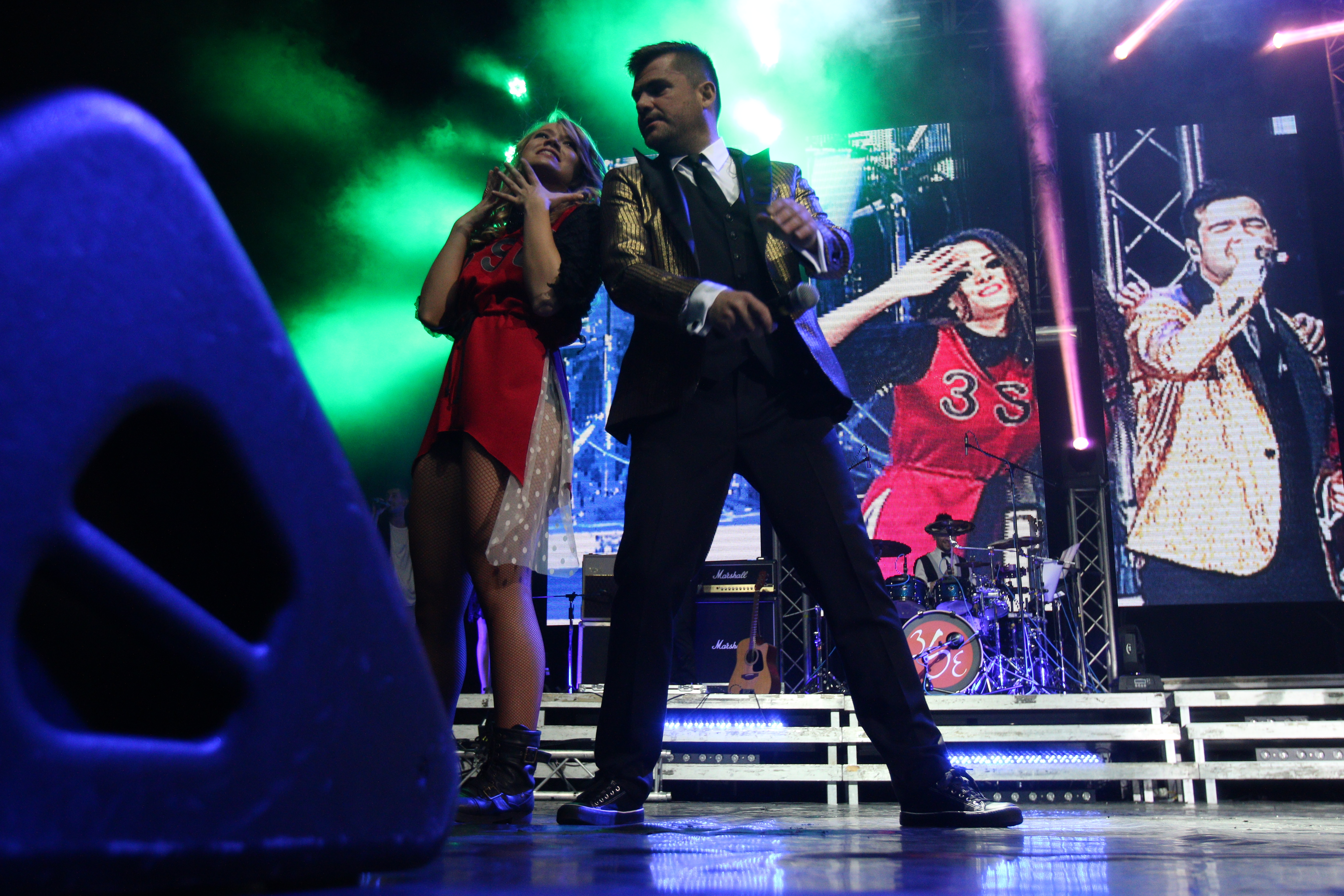 Artistul a schimbat cateva priviri cu dansatoarea care se unduia langa el