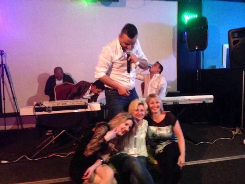 Femeile ii cad la picioare artistului, oriunde s-ar duce