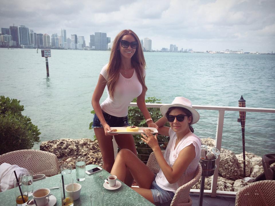 Bianca locuieste acasa la J, in Miami