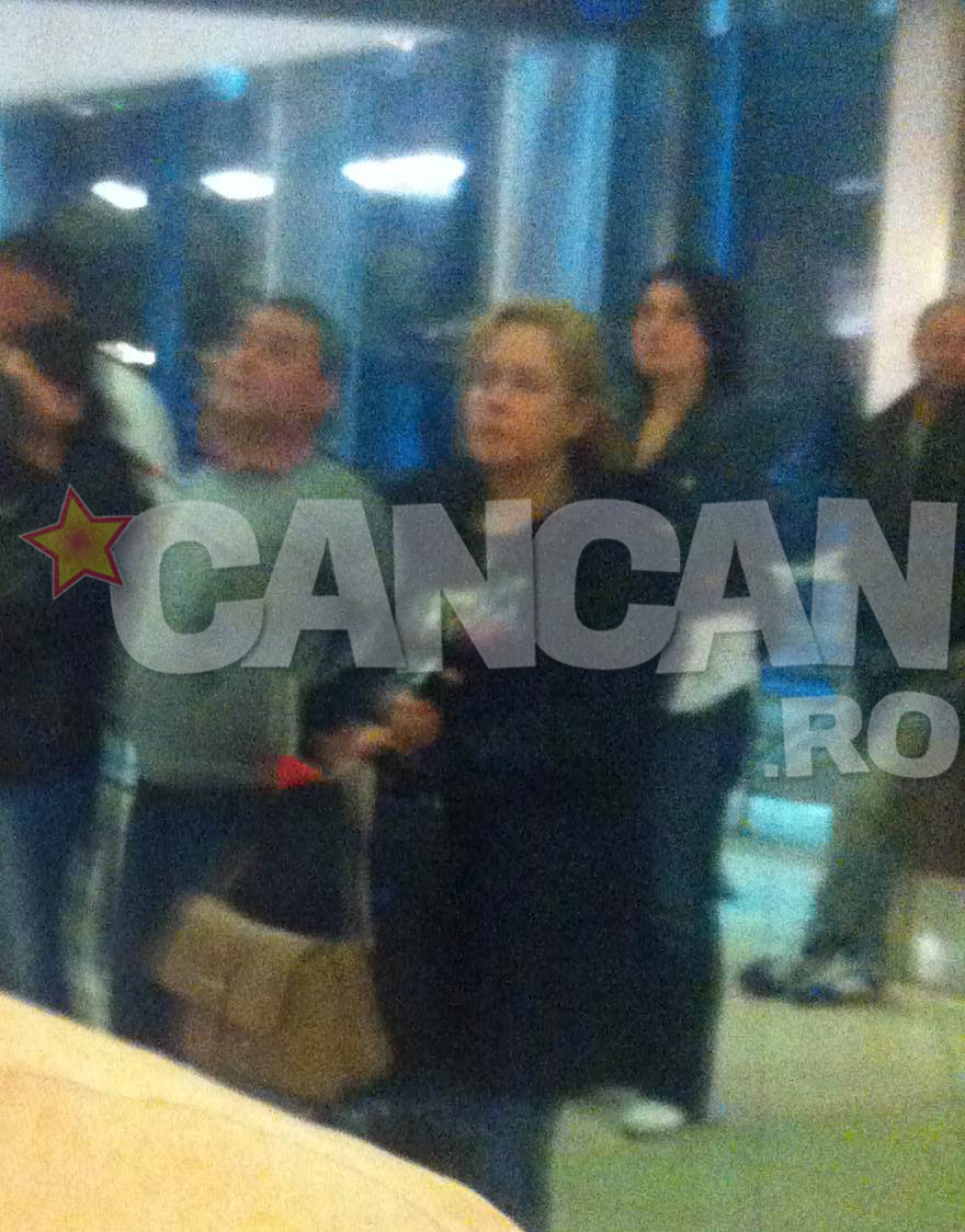 Femeia a asteptat emotionata sa isi vada sotul