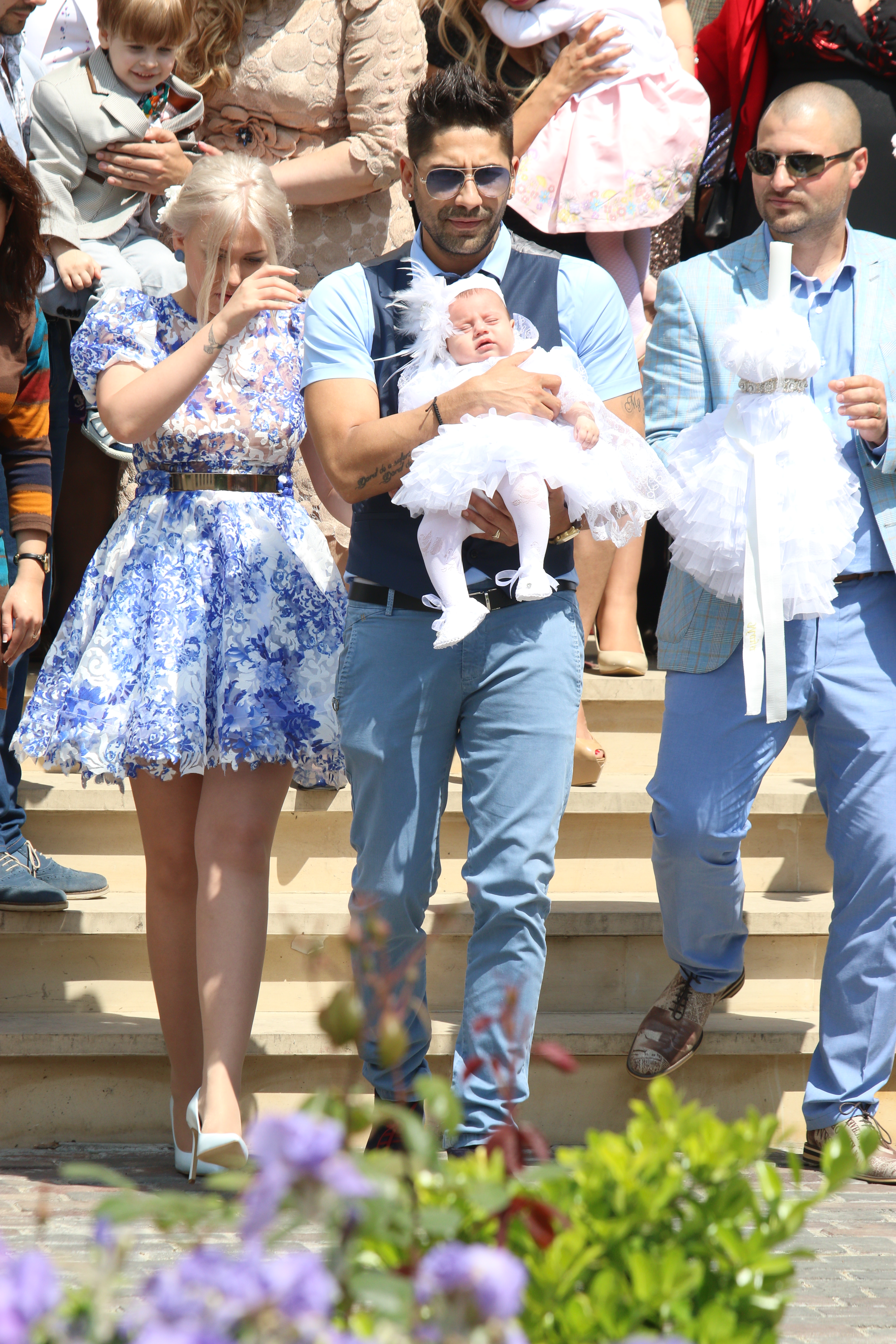 Connect-R a tinut-o in permanenta in brate pe fiica sa