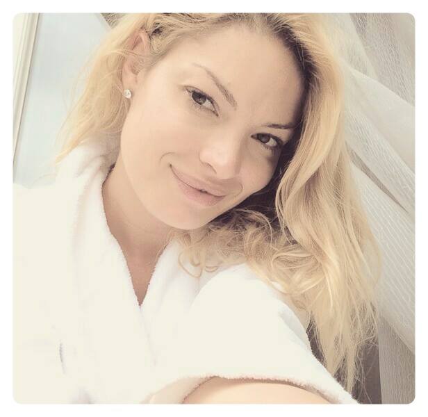 Valentina Pelinel isi sfatuieste admiratorii sa zambeasca