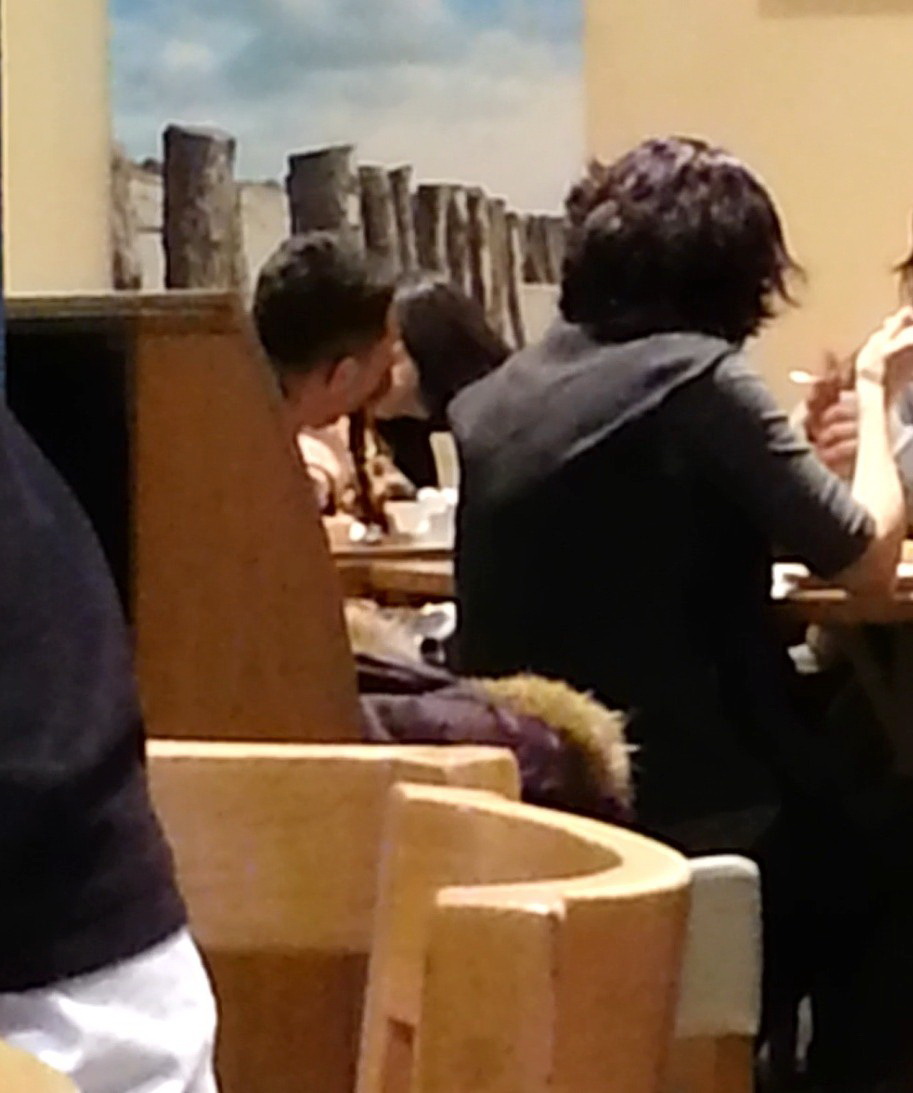 Catre finalul intalnirii, cei doi indragostiti s-au sarutat timid