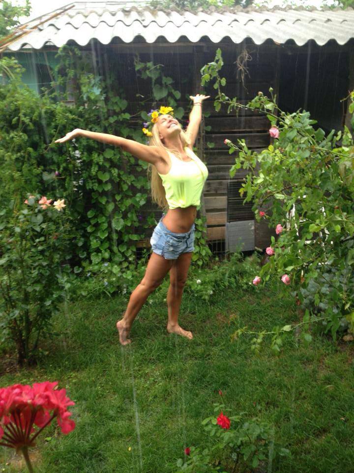 Blondina le-a incins imaginatia barbatilor cu aceasta poza