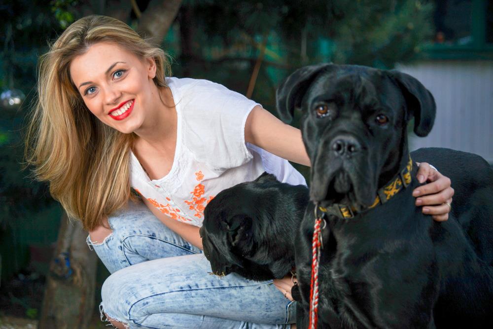 Chiar si atunci cand se joaca cu cainii ei, Andreea arata ca scoasa din cutie