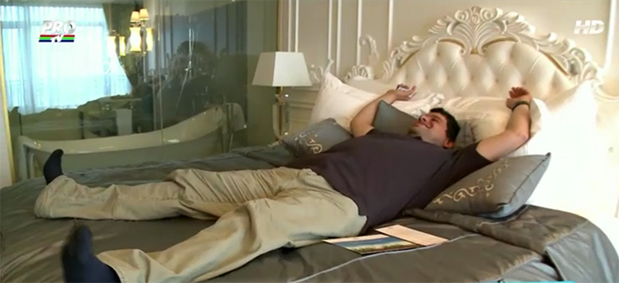 De cum a vazut patul imens, Tudorel Popa s-a si aruncat in asternuturile fine foto: PRO TV