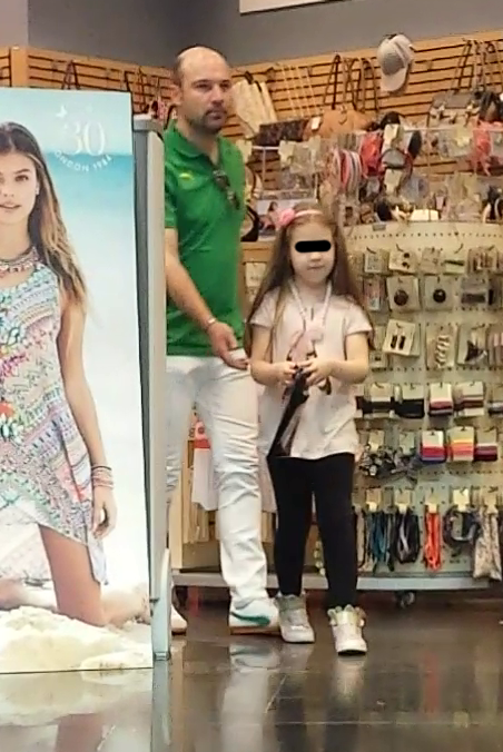 Fetita a iesit incantata din magazinul cu accesorii