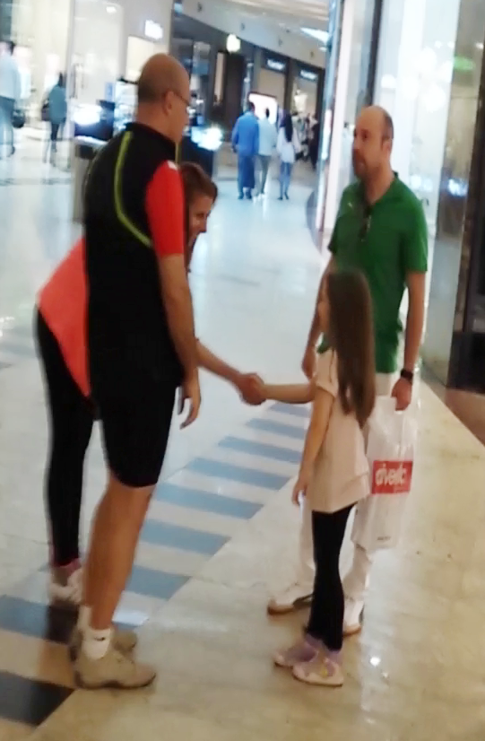 Teodora a facut cunostinta cu prietenii tatalui