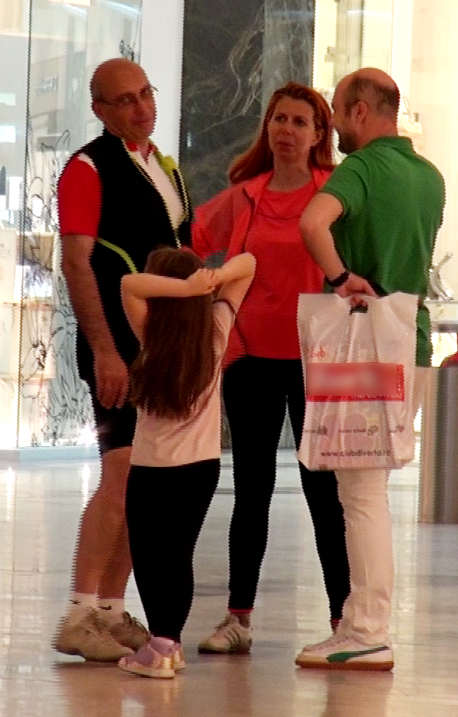 Fetita s-a cam plictisit ascultandu-i pe cei mari