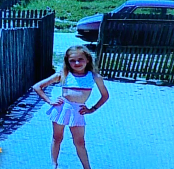 Asa arata Roxana Ionescu in copilarie. Nimic din infatisarea ei nu prevestea ce bomba sexy urma sa devina vedeta