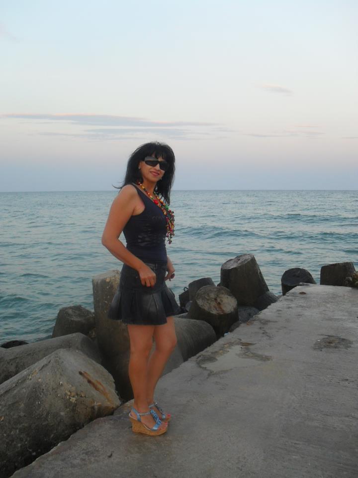 Mariana, bruneta de la bratul lui Costel Busuioc, este o femeie extrem de sexy