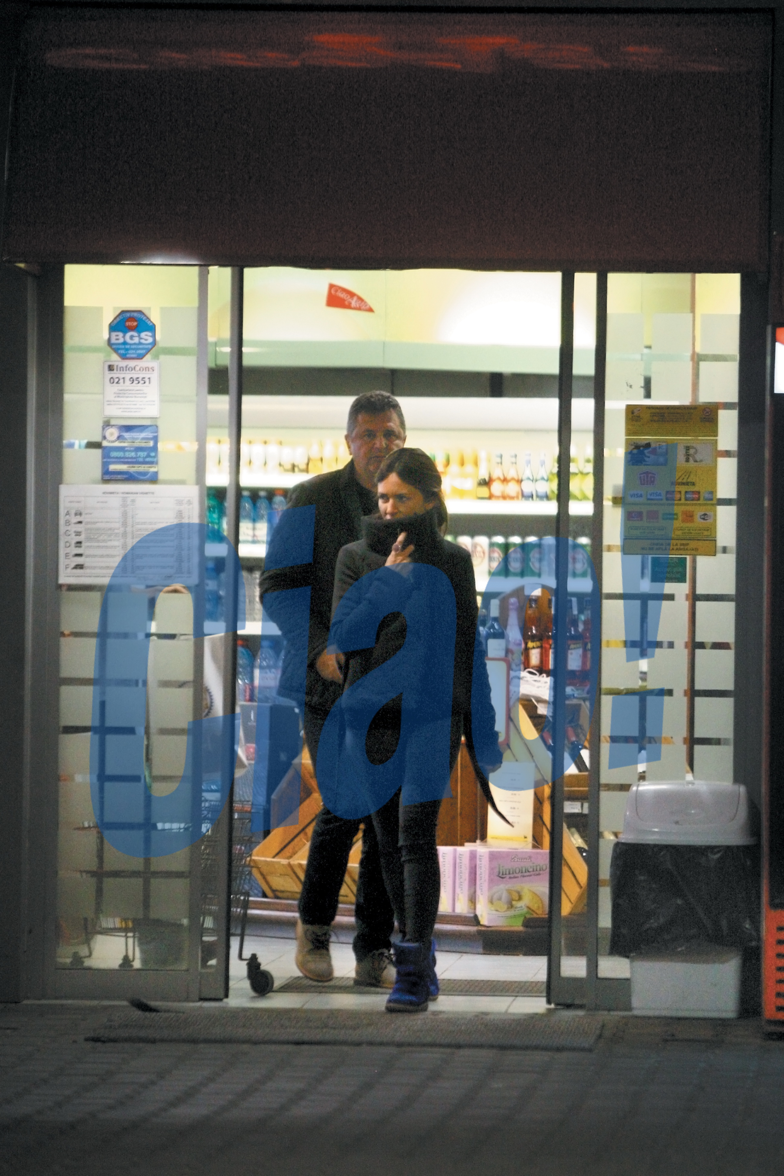 Dupa ce au aterizat la Baneasa, Maria Marinescu si Eugen Bejinariu au facut o scurta sedinta de cumparaturi, un angajat ajutandu-i sa care sacosele