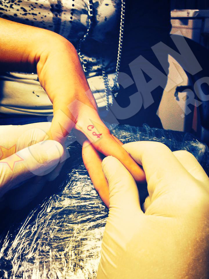 Betty si-a tatuat si ea initialele iubitului pe deget