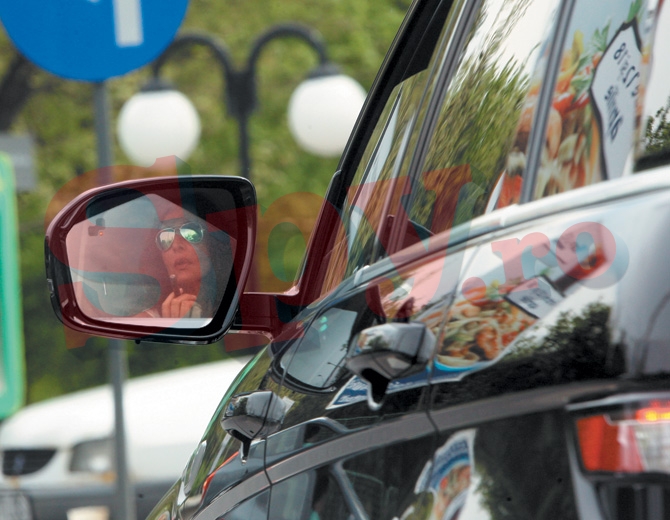 Mihaela se rasfata din cand in cand cu un trabuc fin