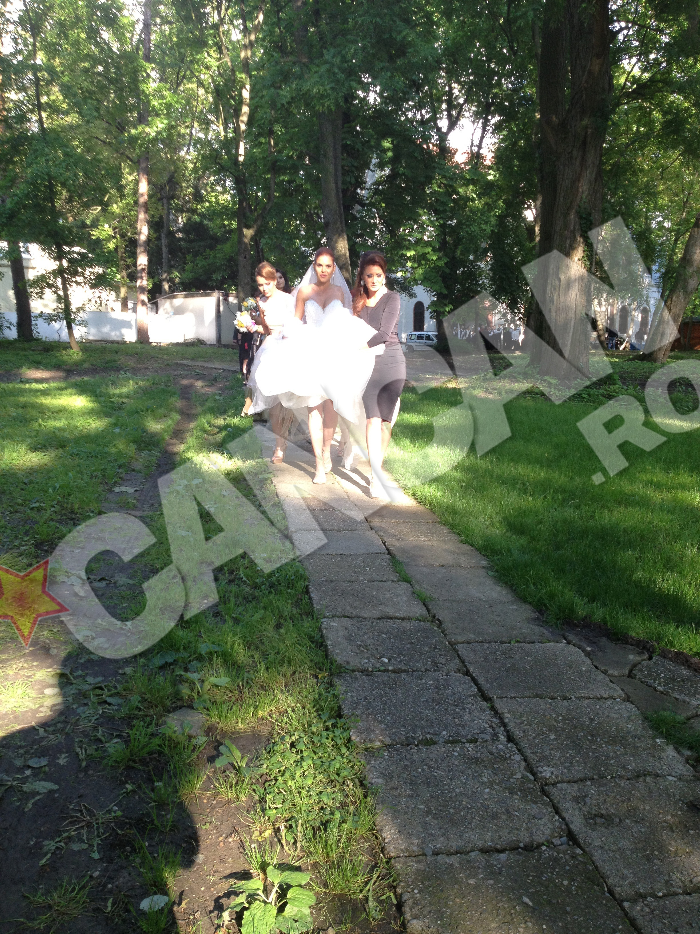 Mireasa a fost mereu inconjurata de domnisoarele de onoare care au avut grija ca tinuta ei sa fie impecabila