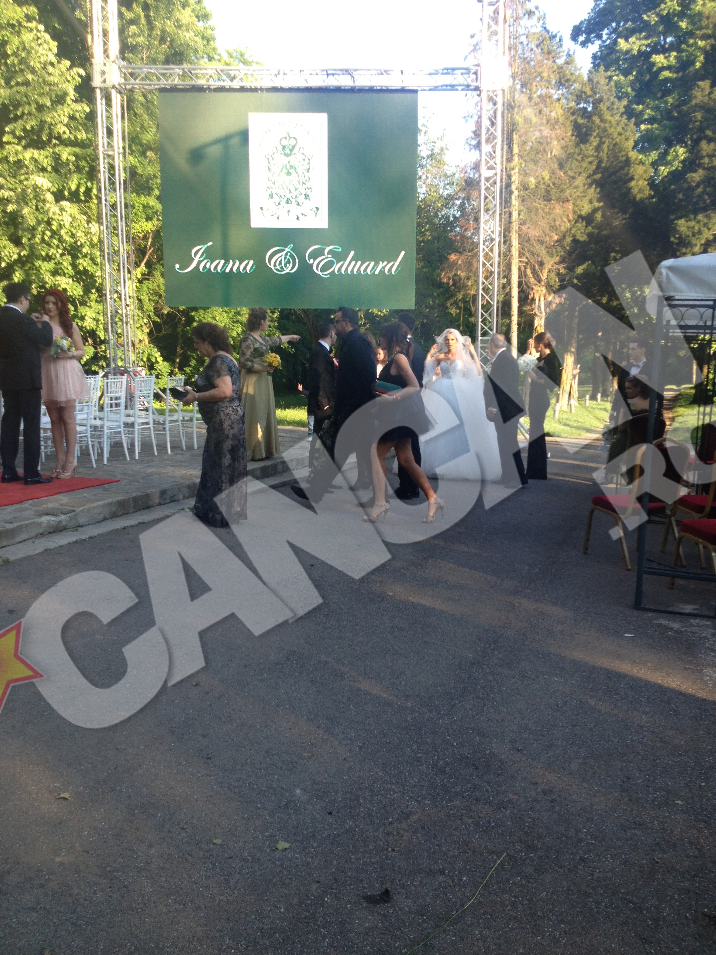 Acesta a fost foarte atent cu insotitoarea sa