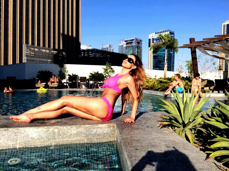 Blonda a fugit de vremea instabila din Romania