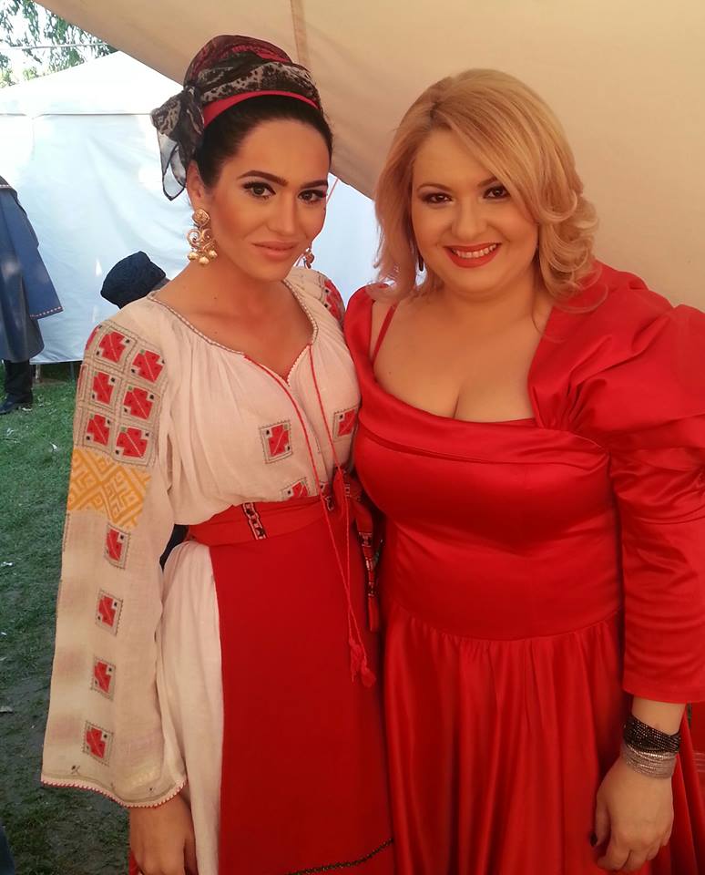 Margherita a imbracat costumul popular la un concert pe care l-a sustinut alaturi de parintii ei, intr-un parc din Capitala