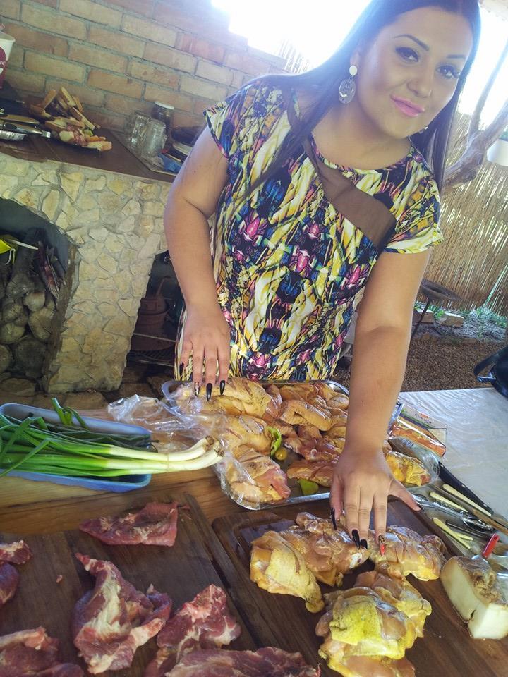 Desi se lauda ca tine dieta, Bianca Rus se infrupta din slaninuta