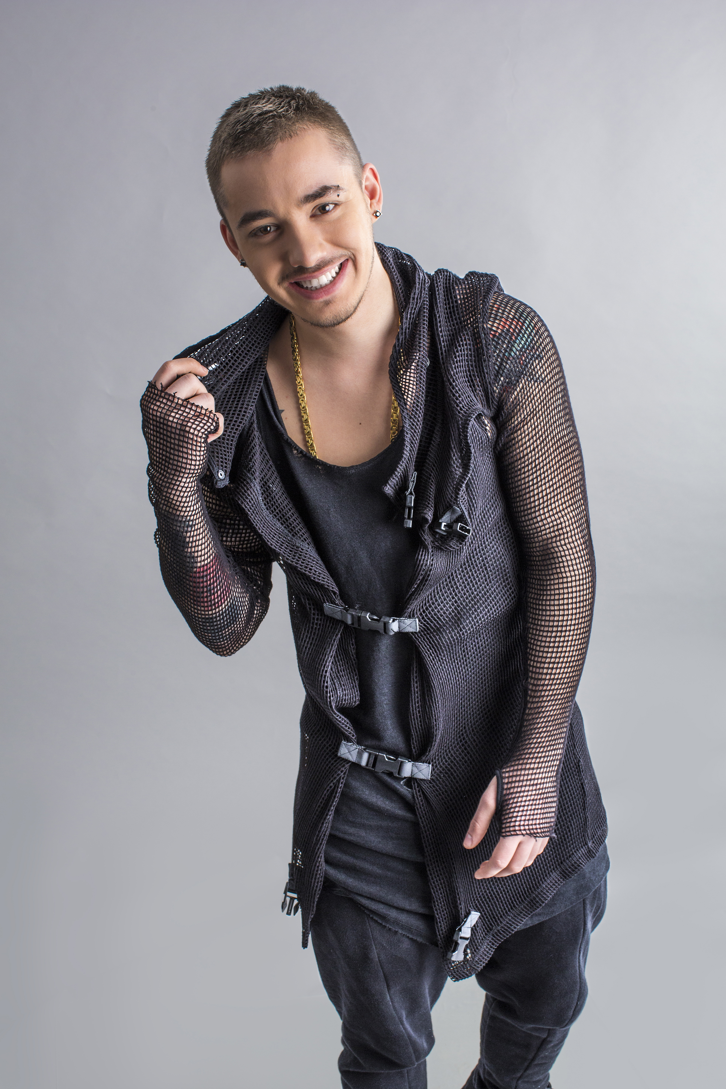 Adrian Tutu si-a schimbat si imaginea pentru noul videoclip