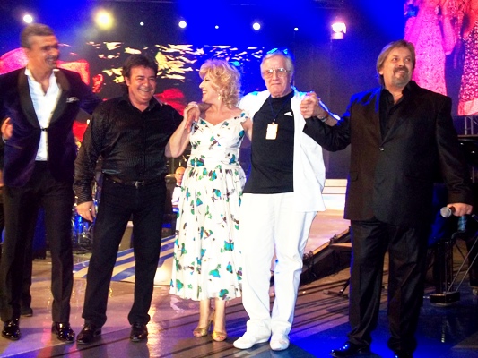 Ultima aparitie publica a lui Cornel Constantiniu a fost la Festivalul Mamaia 2012 (stanga, imbracat in costum alb). Sursa foto: adevarulcaracalean.ro