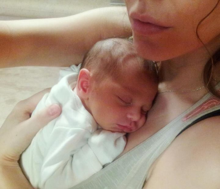 Atunci cand se intoarce acasa, Anna nu se mai desparte de puiul ei