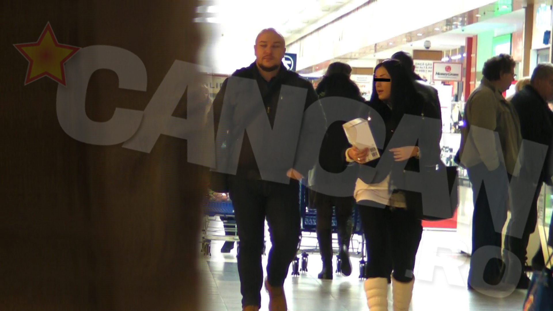 In luna ianuarie, Paul se plimba cu o bruneta focoasa prin mall, in timp ce sotia il astepta acasa