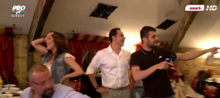 Atunci cand a vazut dansatoarele, Andra si-a pus mana in cap