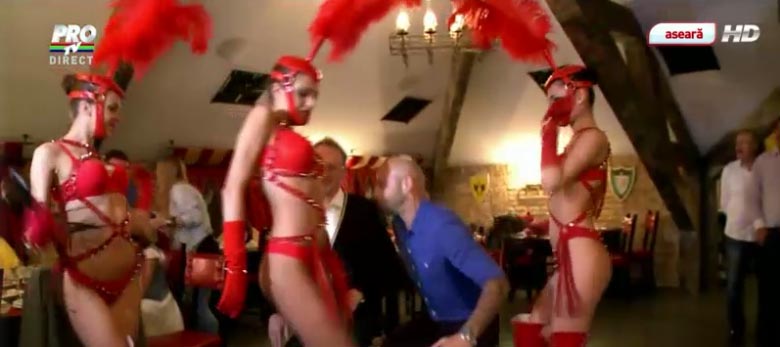 Designerul nu s-a simtit deloc confortabil in preajma dansatoarelor