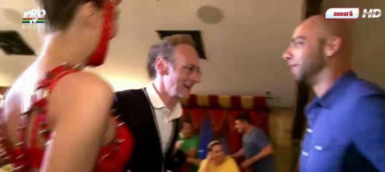 Albu a plecat imediat dintre dansatoarele care se unduiau