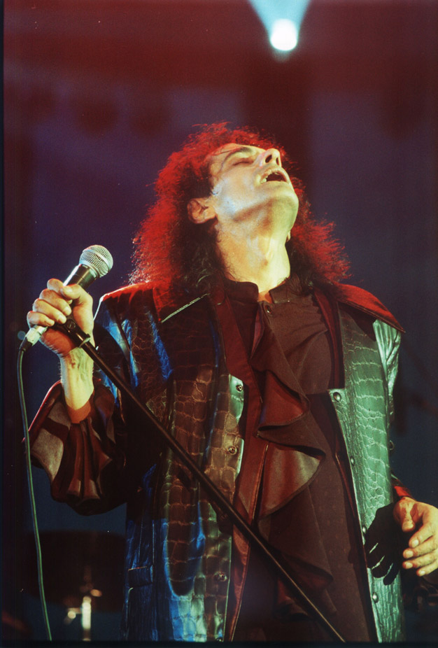 Cristi Minculescu a parasit trupa Iris dupa 30 de ani si a fondat o noua formatie- Lotus - in Germania