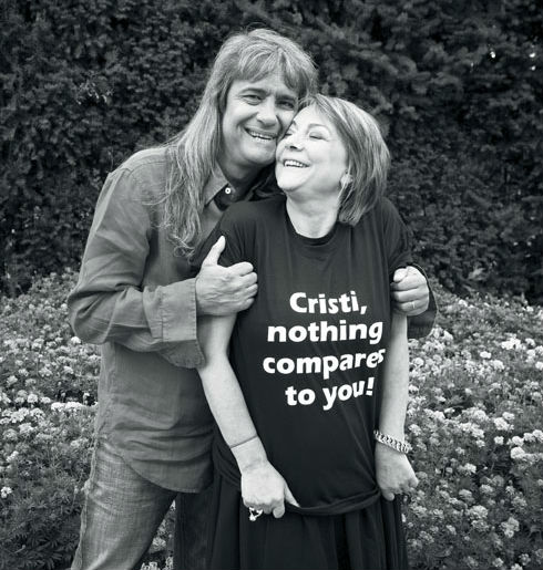 Cristi Minculescu alaturi de sotia sa, Rodica, al carei tricou are un mesaj mai mult decat sugestiv: Cristi, nimic nu se compara cu tine!